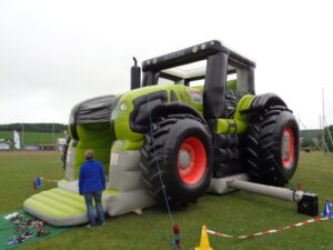 Hüpfburg der LAREMO auf dem Sportplatz