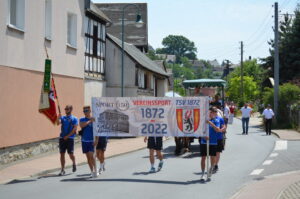 Anfang des Umzugs mit Banner und Fahne des TSV