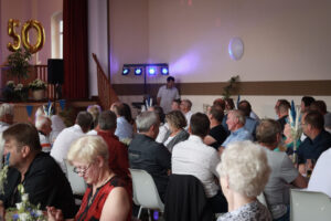 Festsaal mit DJ Kiffe im Hintergrund