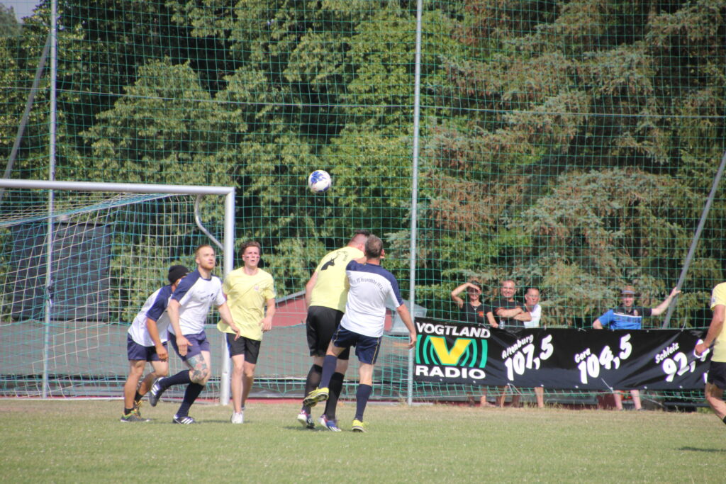Das traditionelle Fußballspiel Schwarze Gasse vs. 1. FC Rosenhöhe